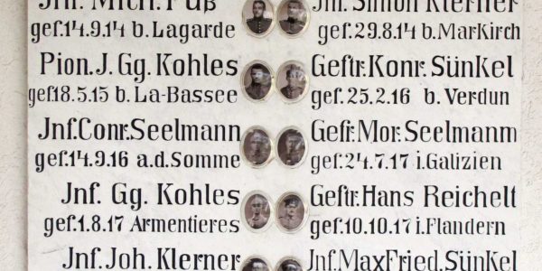 Ehrenmal an der Friedhofshalle
